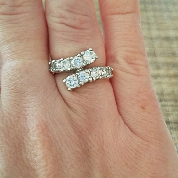 Beautiful accent ring size 5 - Picture 1 of 5